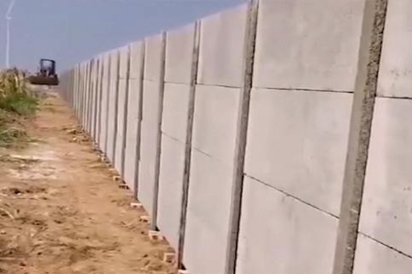 用新型预制水泥围墙板做养殖厂围墙成本仅为砖砌围墙的三分之一，节省空间