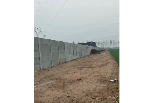 保定工厂用预制水泥板快速完成2米高围墙建设