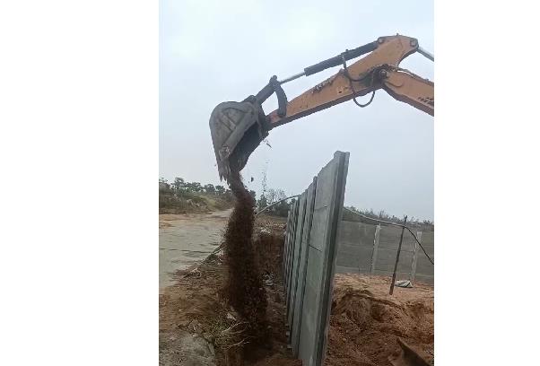 石家庄水泥板围墙厂家采用挖掘机回填围墙基础施工图